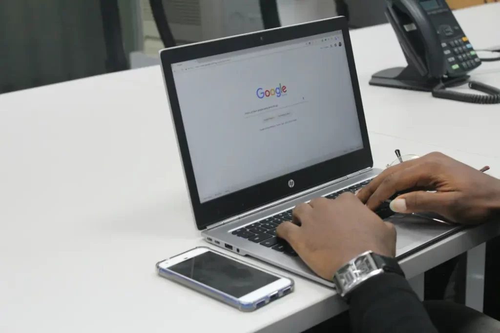Cara Beriklan di Google Ads, Ini Dia Tips dan Cara Menggunakannya! 1 benjamin dada EDZTb2SQ6j0 unsplash